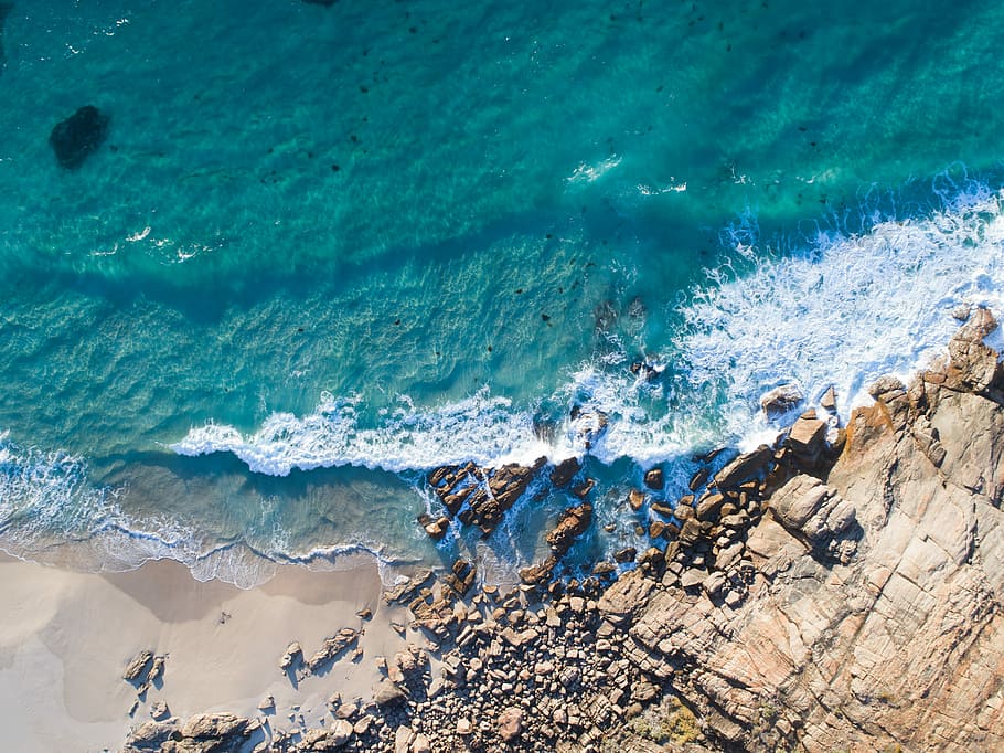 aerial photography of shoreline at daytime, bird's-eye view photography of body of water crushing on shore HD wallpaper