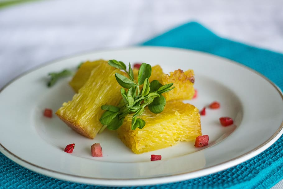 bika ambon, plate, slice, food, dish, dinner, plate of food HD wallpaper