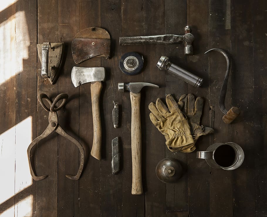 clothes iron, hammer, axe, flashlight and pitcher on brown wooden table, claw hammer and hatchet HD wallpaper