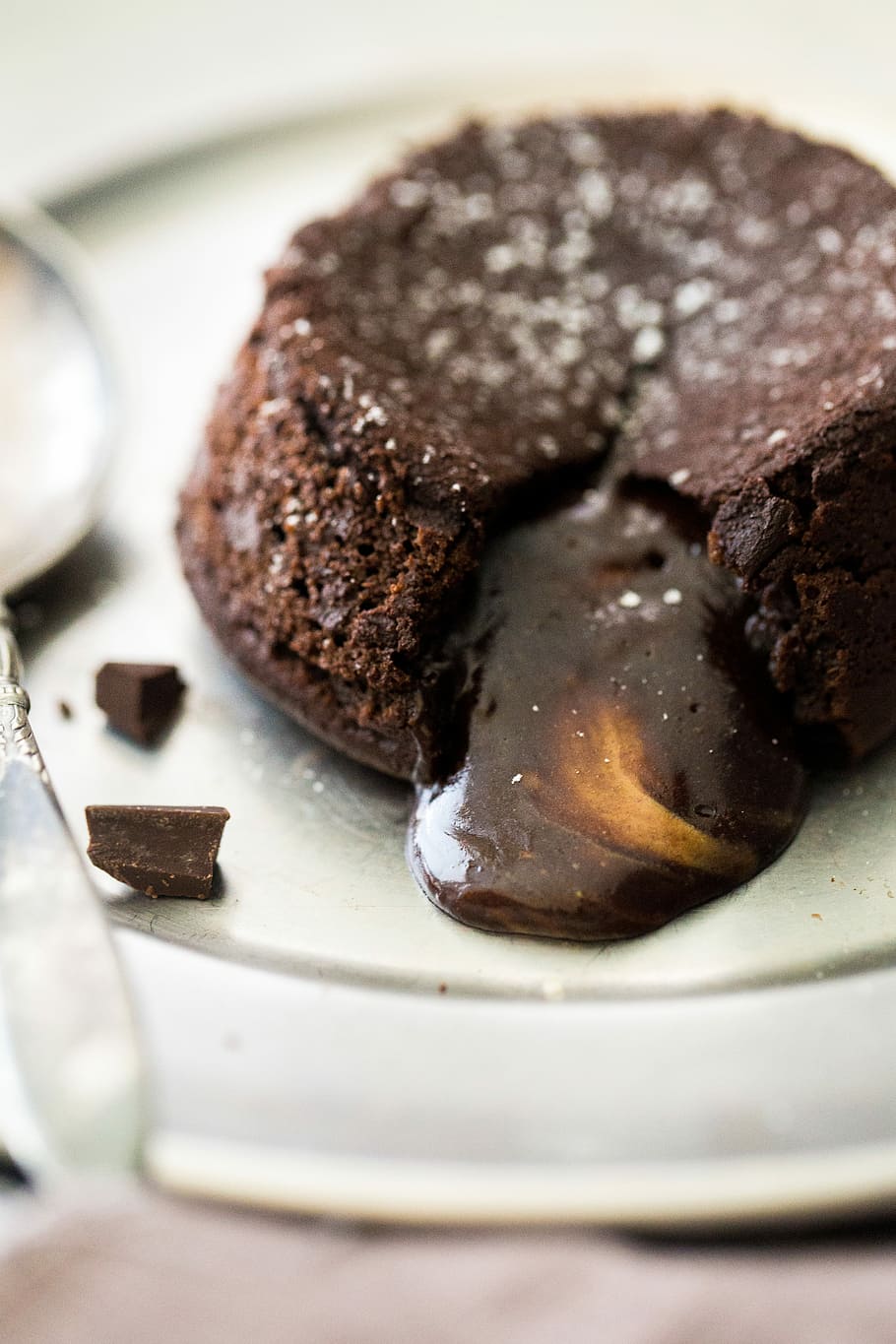 round baked cake on plate, chocolate lava cake served on plate during daytime, HD wallpaper