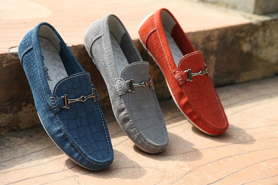 three unpaired assorted-color crocodile skin loafers, men's shoes, HD wallpaper