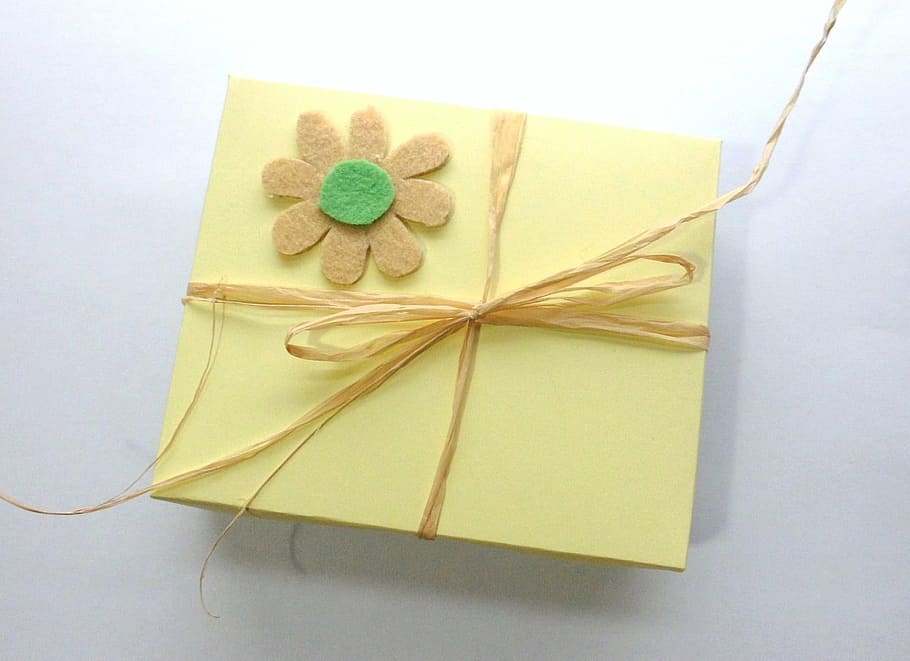 yellow box with brown ribbon, daisy, gift, tape, flower, felt HD wallpaper
