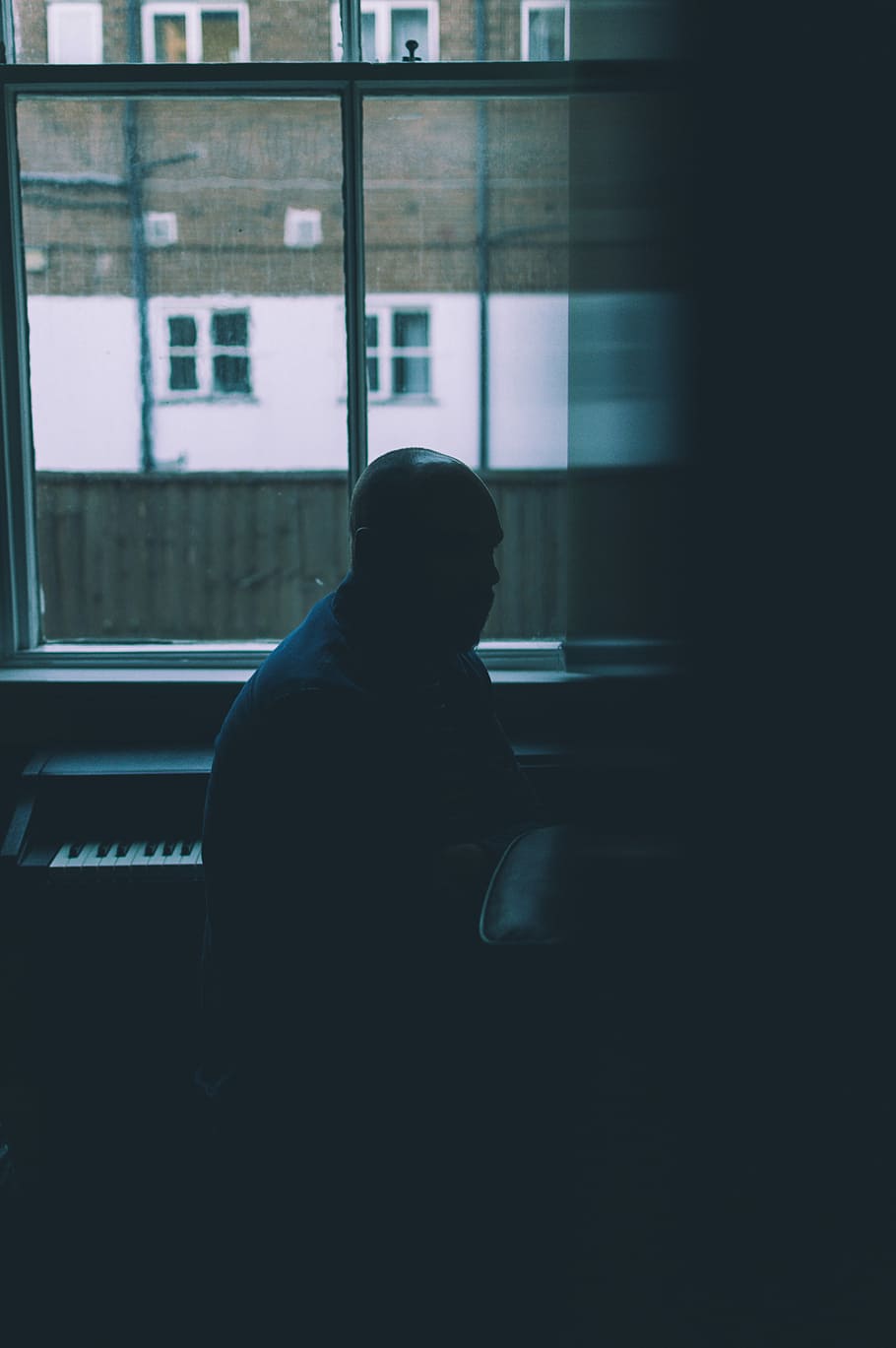 man sitting near piano inside room, man sitting next to piano, HD wallpaper