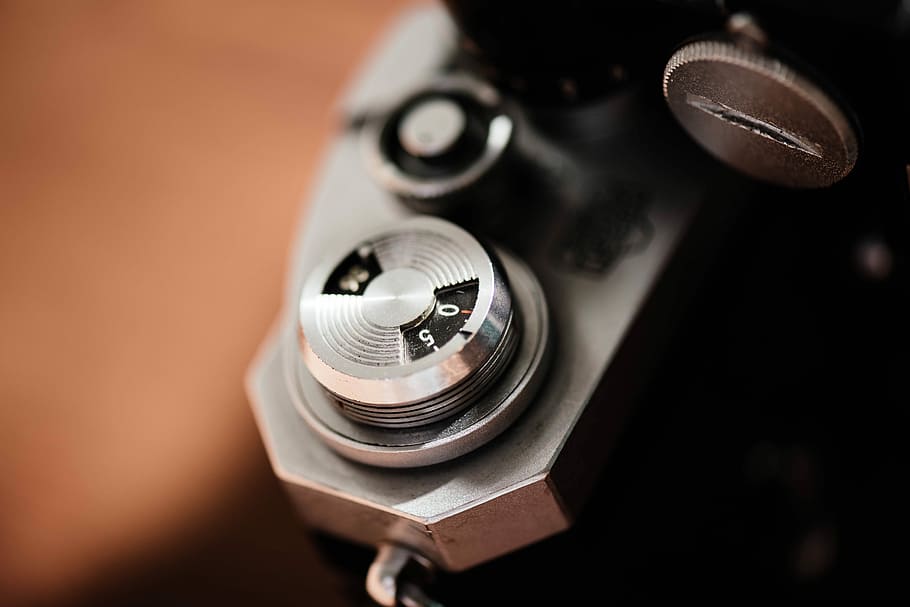 silver and black point-and-shoot camera, selective focus photography of gray and black camera HD wallpaper