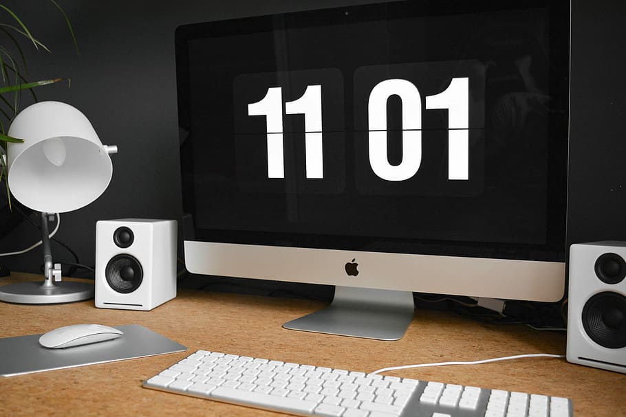 silver iMac with Magic Mouse and Apple Keyboard with Numeric Keypad, silver iMac on top of desk, HD wallpaper