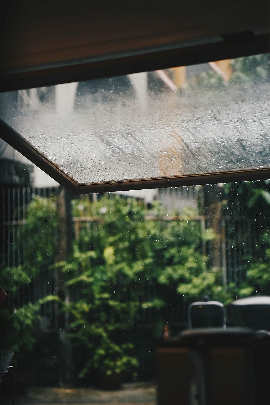 rain drops on window glass, close up photo of glass window, wet HD wallpaper