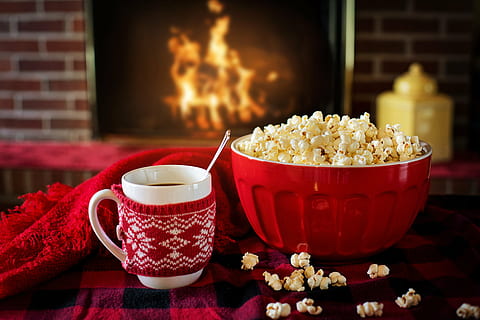red bowl of popcorn beside coffee mug, warm and cozy, winter HD wallpaper