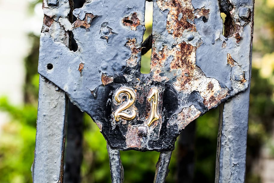 21 embossed on gate, black metal gate, rust, rusy numbers, gate number HD wallpaper