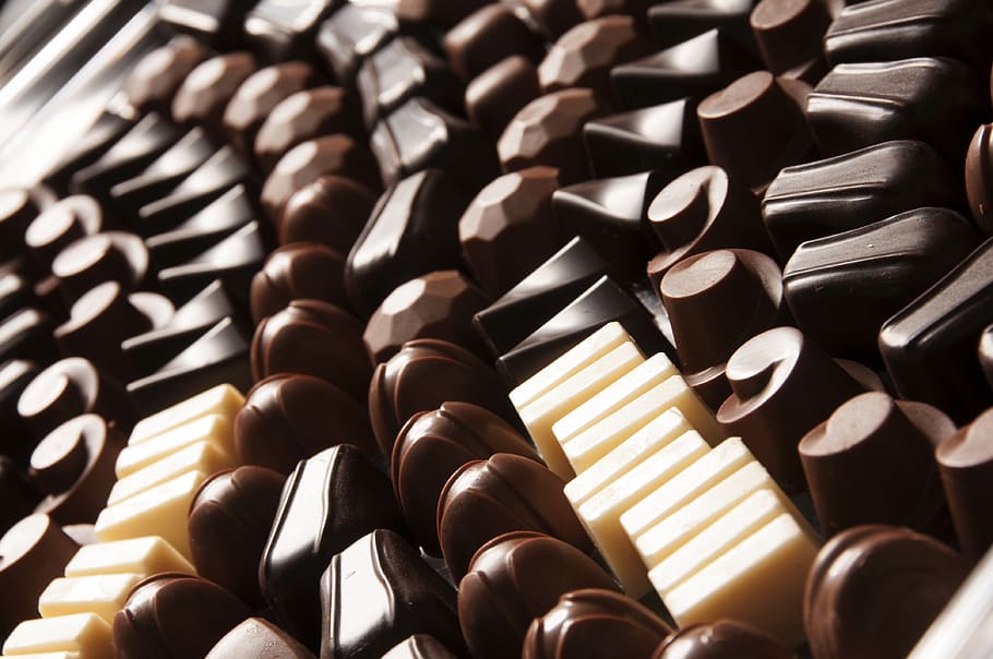chocolates and milk flavor chocolates, dark chocolate, milk chocolate, HD wallpaper