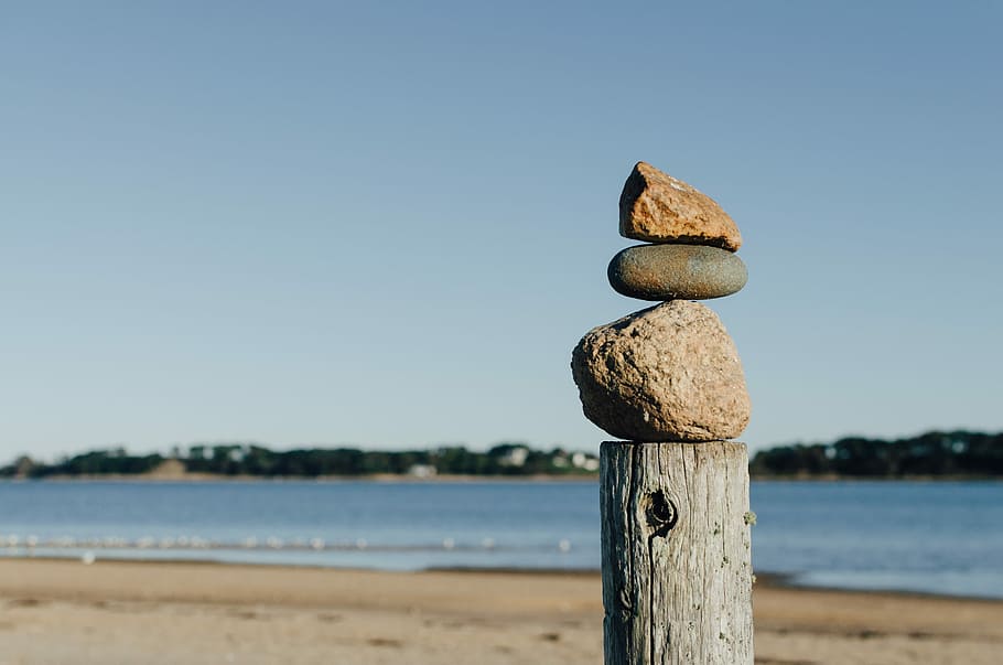 rock balancing on wooden post near body of water, rock balancing photographgy HD wallpaper