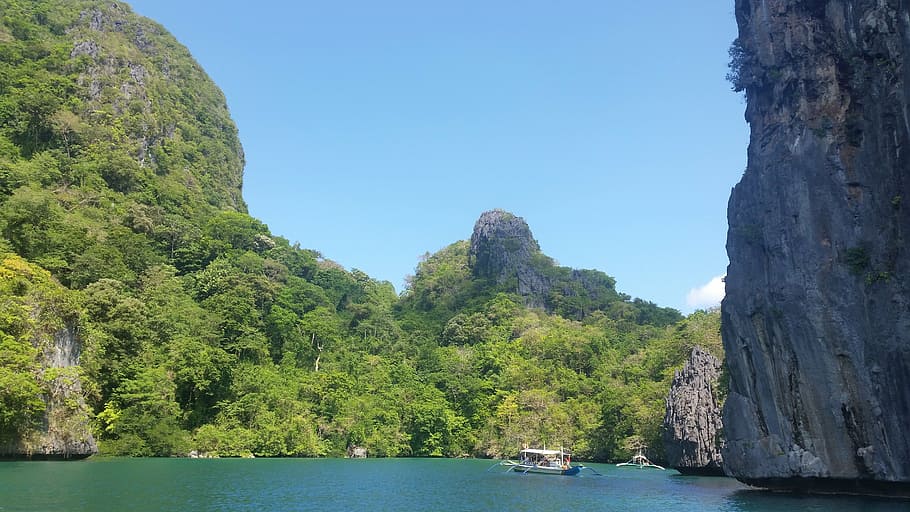 gray boat on body of water near mountains, palawan, philippines HD wallpaper