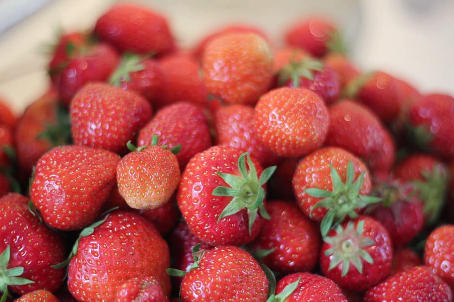 Strawberries, Midsummer, fresh berries, dessert, red, summer time HD wallpaper