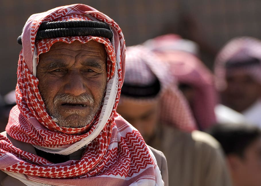 selective focus portrait photo of man in red keffiyeh with black agal headdress, HD wallpaper
