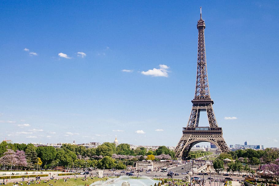 Eiffel Tower at Paris, France, Eiffel Tower under clear skies during daytime HD wallpaper
