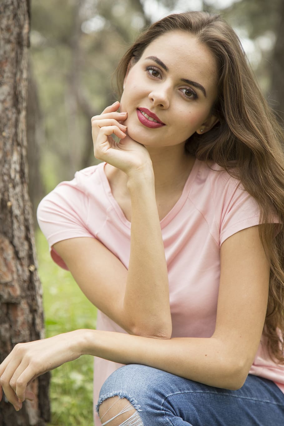 woman wearing pink shirt and blue denim bottoms sitting beside tree, HD wallpaper