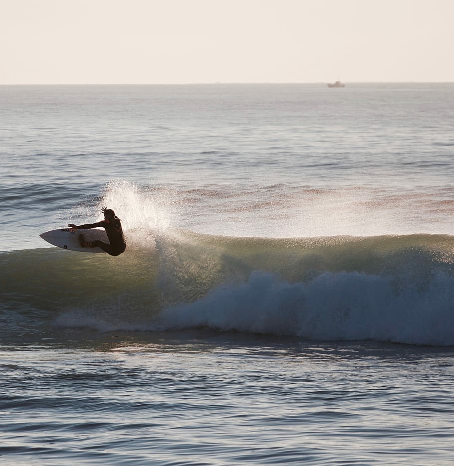surfer performing tricks on seawave, person surfboarding on sea waves HD wallpaper