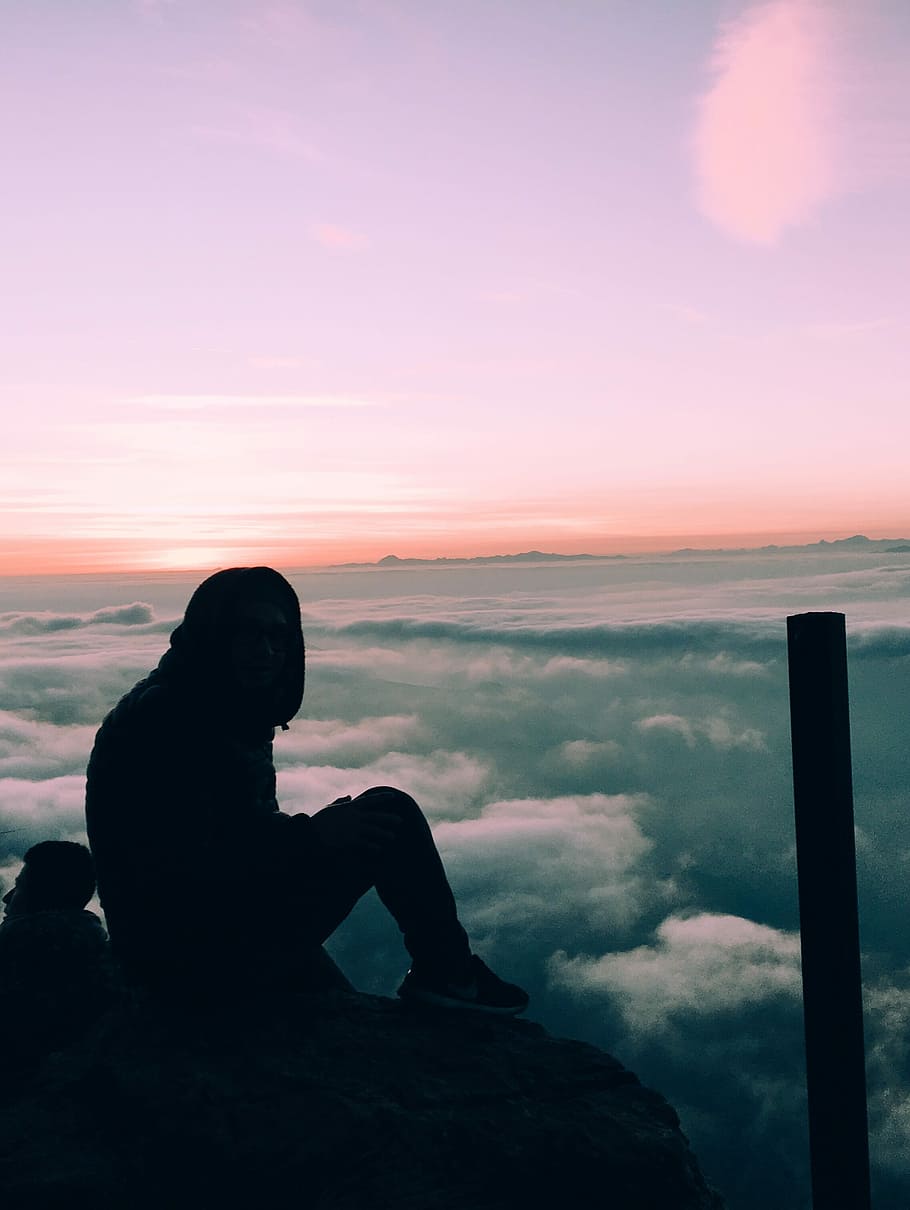 silhouette of person sitting on cliff seeing sea of clouds, silhouette of person sitting under purple sky HD wallpaper