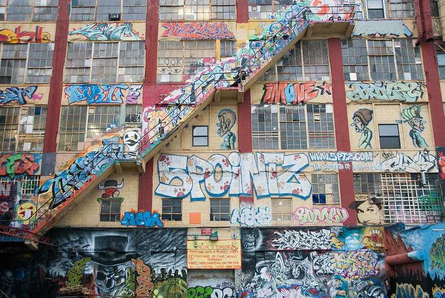 concrete structure filled with murals, concrete building with graffiti, HD wallpaper