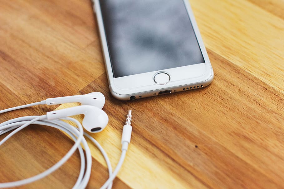 Silver Iphone 6 With White Apple Earpods, cellular telephone HD wallpaper