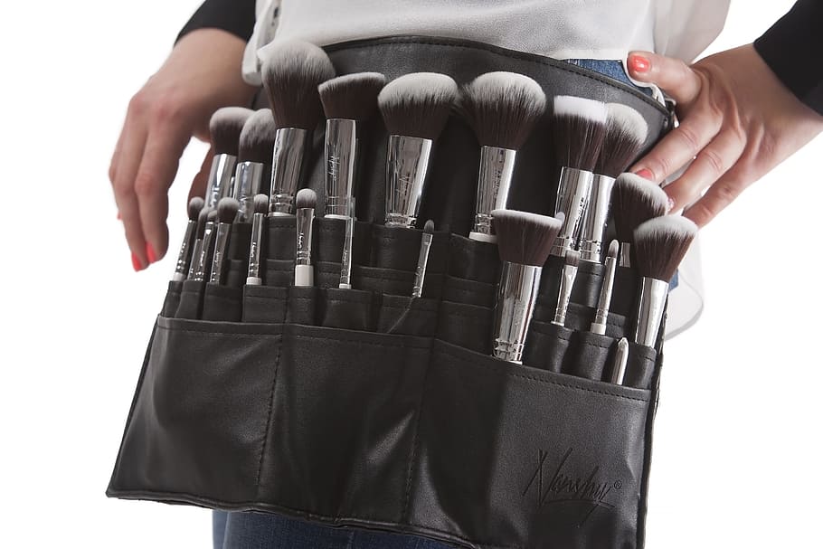 person wearing black makeup brush bag, makeup brushes, brush set