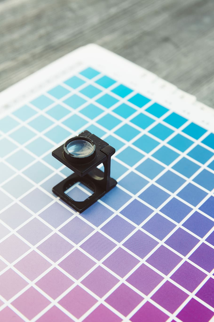 close-up photo of black camera lens, black lens on multicolored table top HD wallpaper