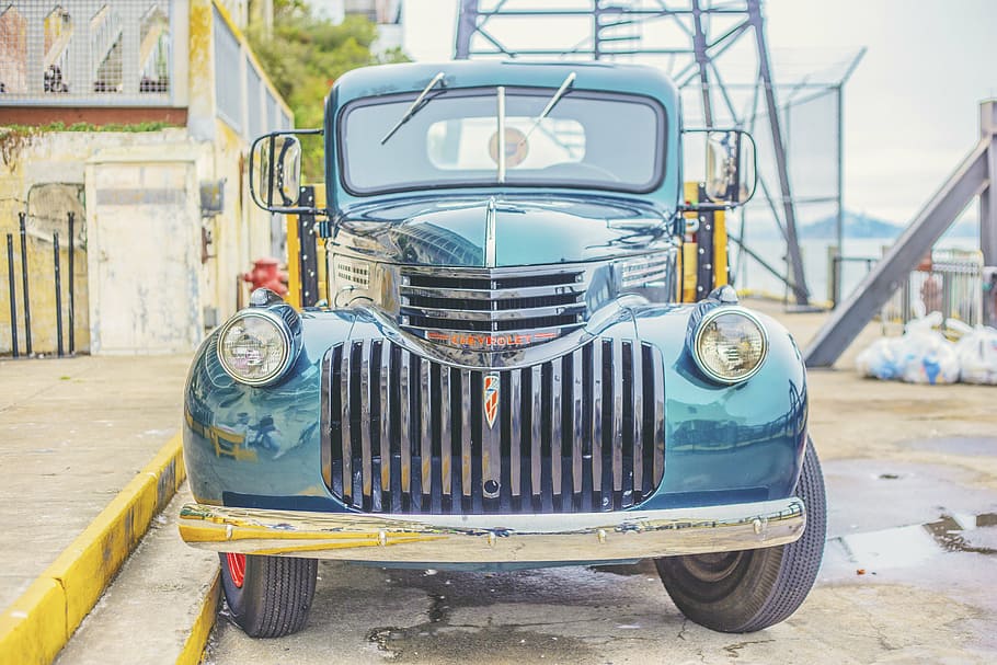 blue classic vehicle park on roadside near gray building, oldtimer HD wallpaper