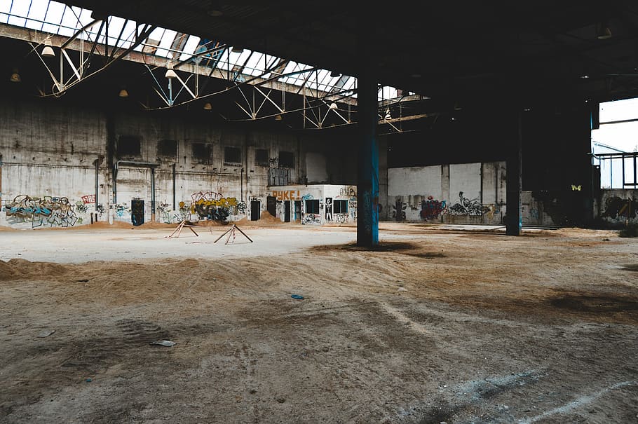 Abandoned graffiti warehouse, gray steel frame, dirt, mud, tracks HD wallpaper