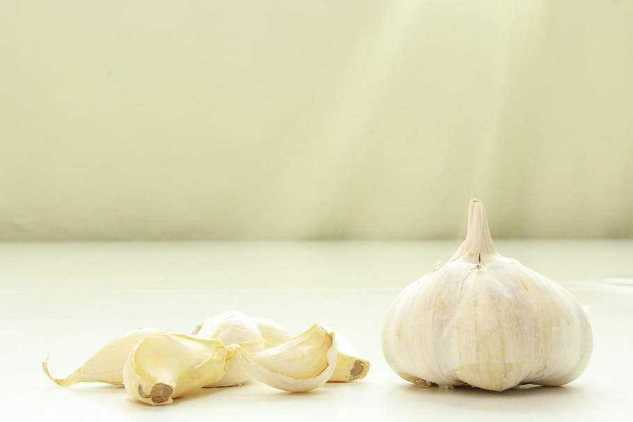 Garlic, Raw, White, raw garlic, food and drink, freshness, garlic bulb HD wallpaper