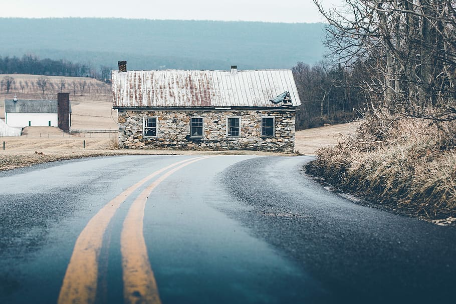 gray brick house beside road under cloudy sky, landscape photography of concrete bungalow near freeway HD wallpaper