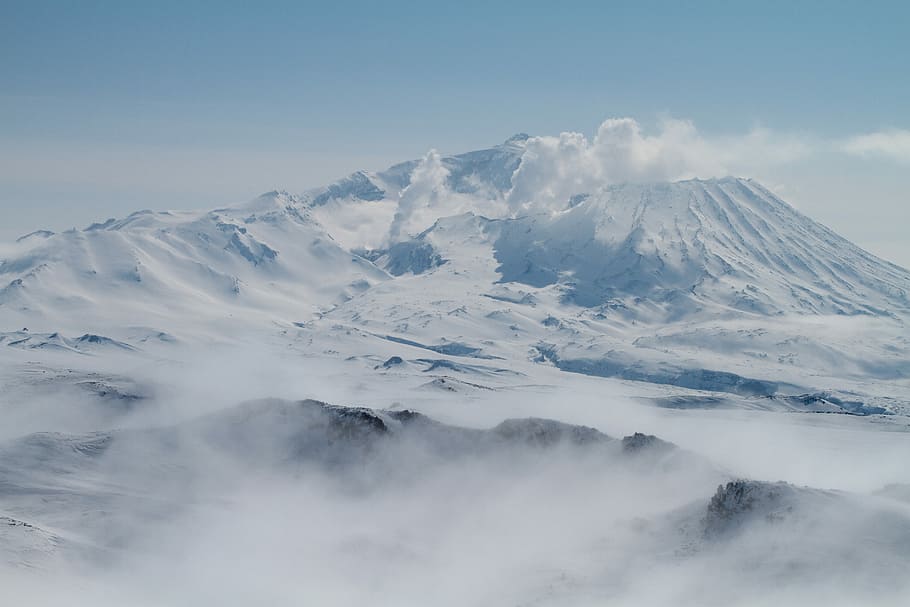 Kamchatka, bird's-eye view of mountain covered with snow, cloud HD wallpaper