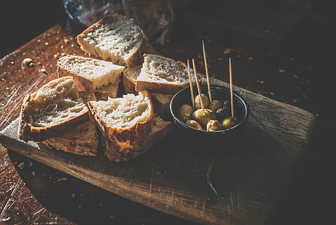 Bread and olives, chopping board, rustique, spain, spanish, tapas HD wallpaper