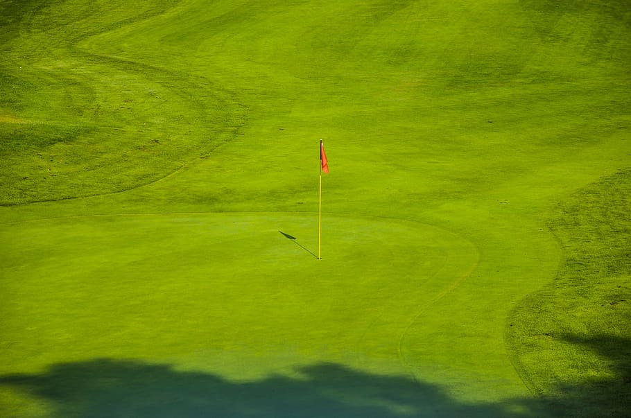 red flag on green golf course during day, golf courses, landscape, HD wallpaper