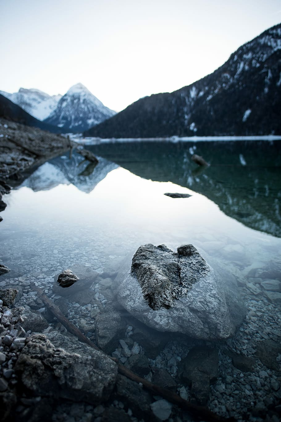 body of water near mountain during daytime, photo of mountain near body of water HD wallpaper