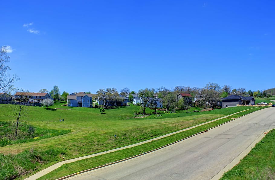 Road and houses on the Military Ridge State Trail, landscape HD wallpaper