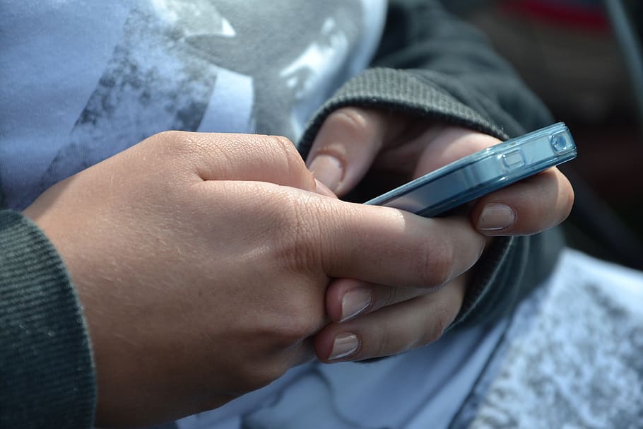 person using smartphone, iphone 4, cellular phone, fast, call HD wallpaper