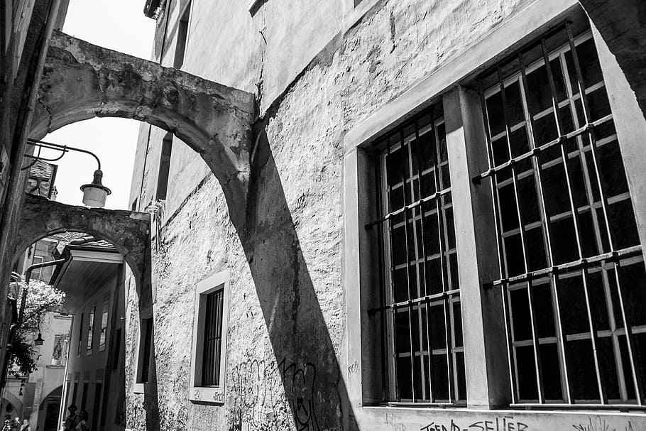grayscale photo of building, concrete, wall, window, sill bars HD wallpaper