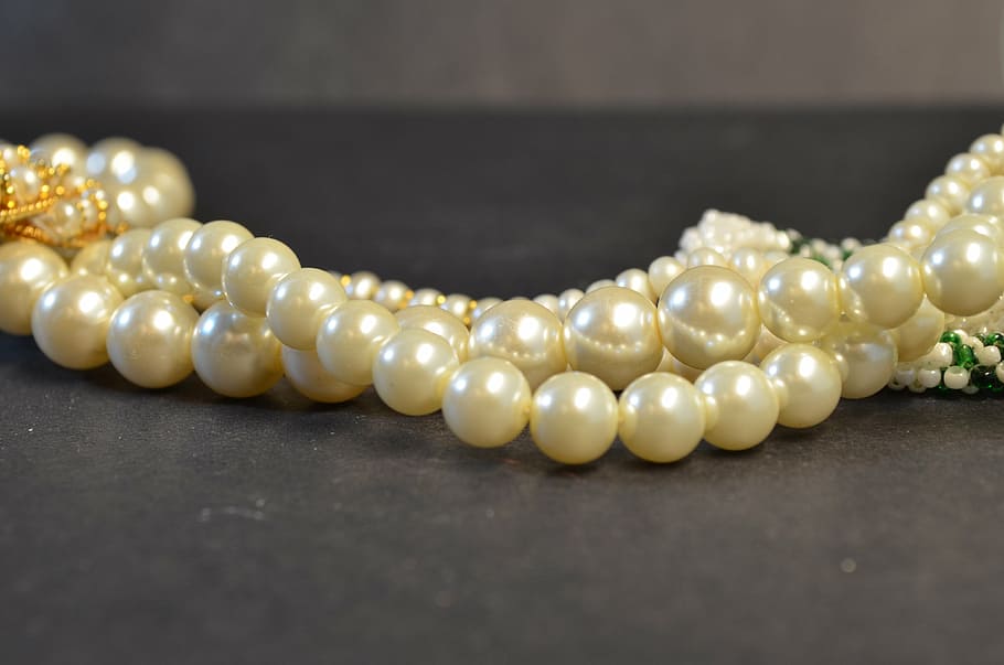 beaded white pearl jewelry on gray surface, beads, pearls, valuables, HD wallpaper