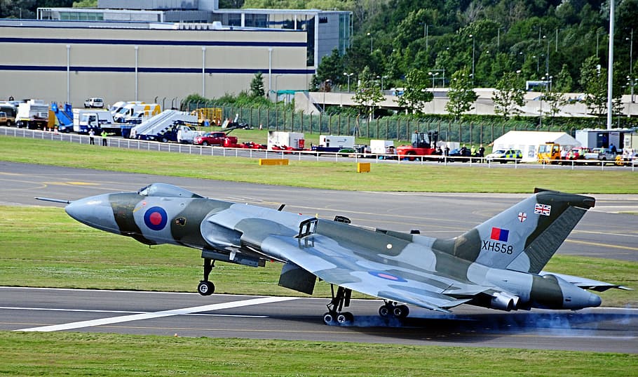 gray and black camouflage plane at daytime, vulcan, bomber, farnborough air show, HD wallpaper