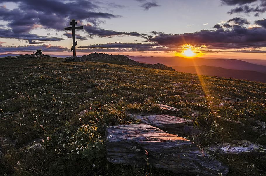 cross in an open field by the setting of sun, green grass field and sunset HD wallpaper