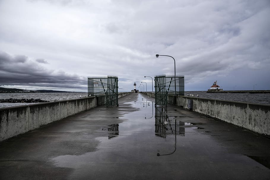 Walk to the Light House in Duluth, Minnesota under cloudy skies HD wallpaper