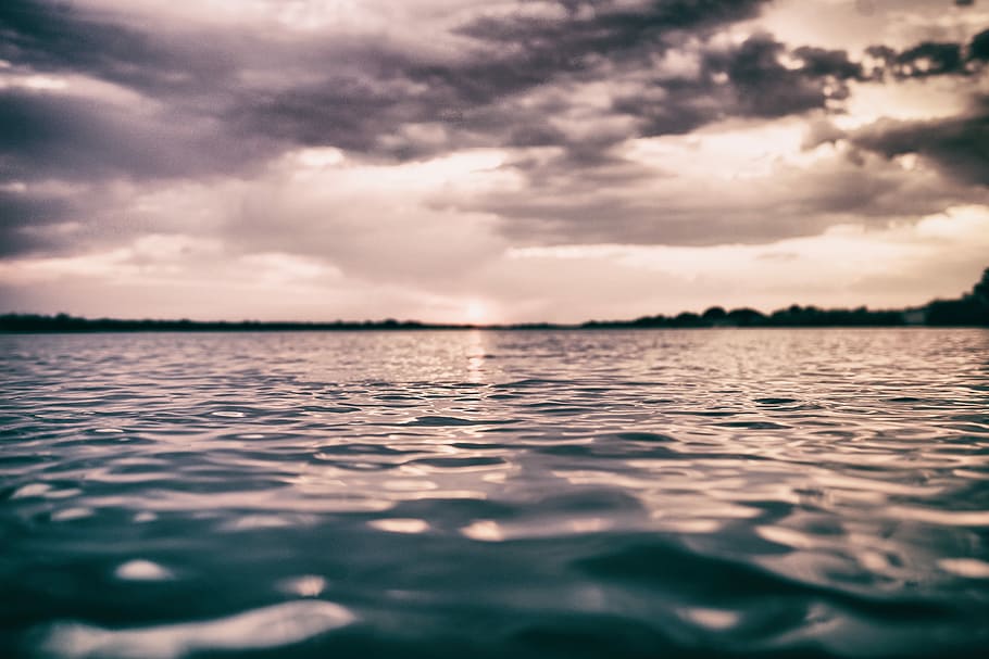 body of water during sunset, silhouette photo of calm body of water under cloudy sky HD wallpaper