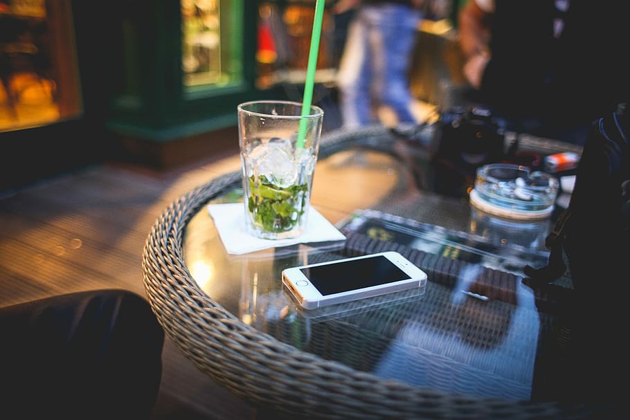 Evening Mojito with iPhone 5s, cafe, night, party, people, drink, HD wallpaper