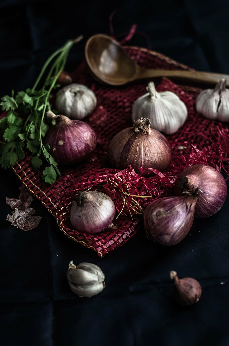 onion, garlic, vegetable, fresh, wooden spoon, herb, leaf, red onion HD wallpaper