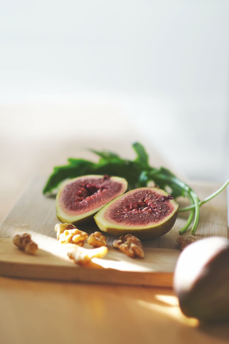 slices of fruit on wooden chopping board, photo, two, sliced HD wallpaper