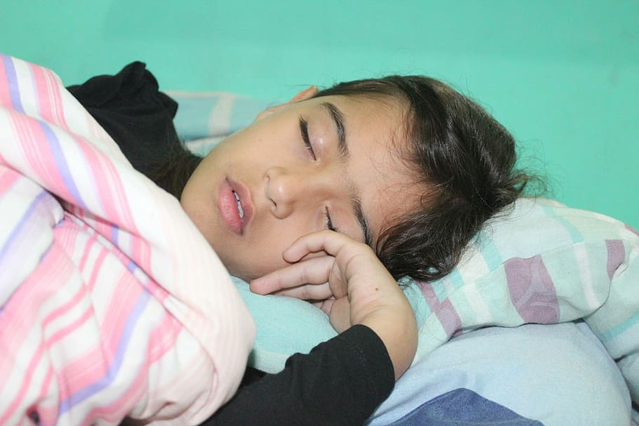 girl laying on bed, child, sleeping, ededrom, lying down, eyes closed HD wallpaper