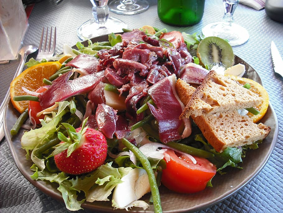 vegetable salad on plate, meals, lunch, food, tomato, freshness HD wallpaper