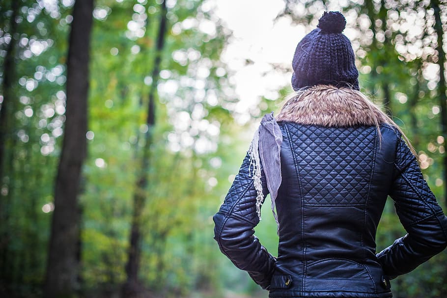 Beautiful Girl in Forest Turning Her Back, autumn, bokeh, cold HD wallpaper