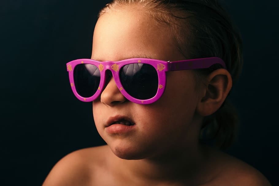 girl wearing pink framed sunglasses, girl's sunglasses with pink frames HD wallpaper