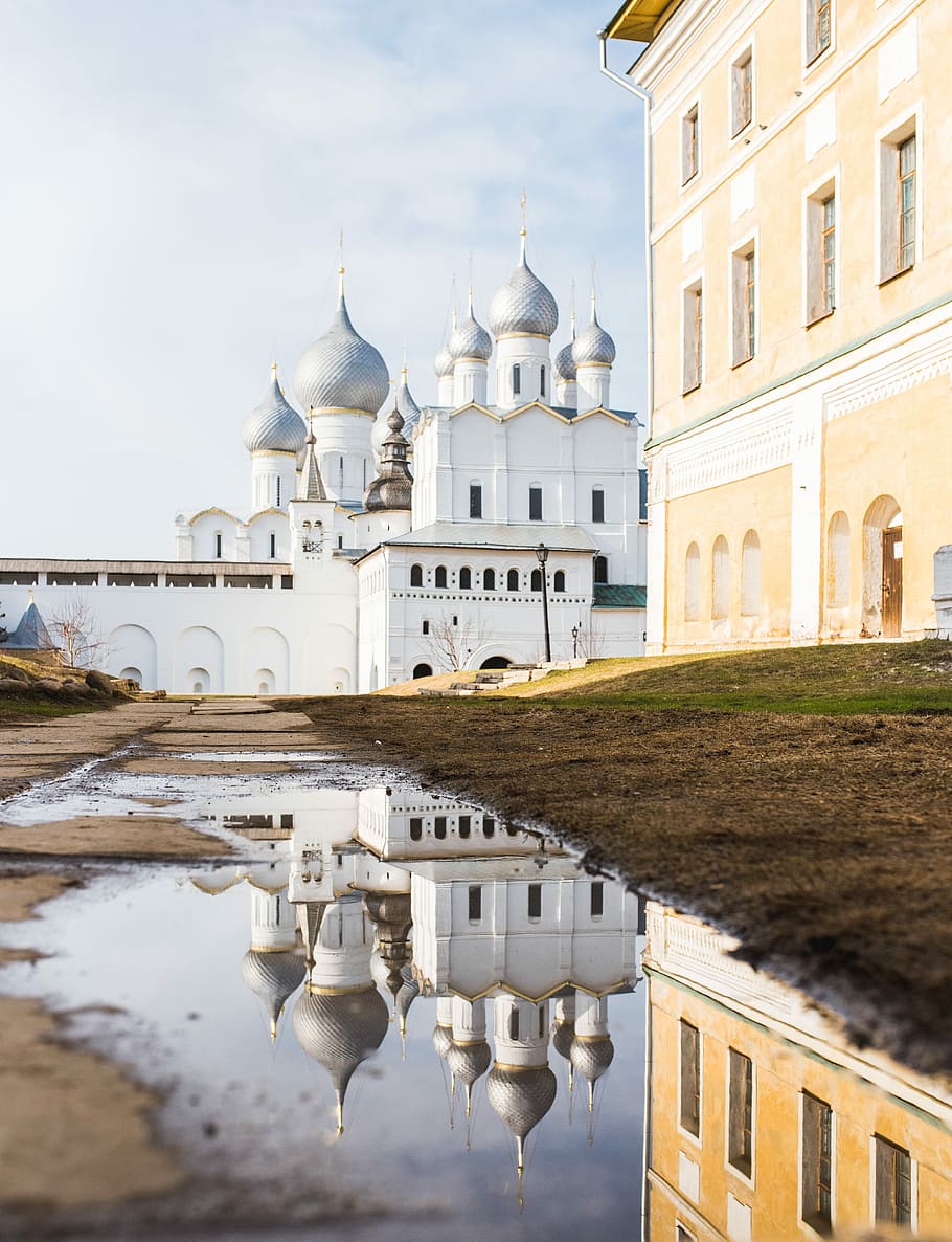 white mosque near the beige 3-storey building, white concrete church HD wallpaper
