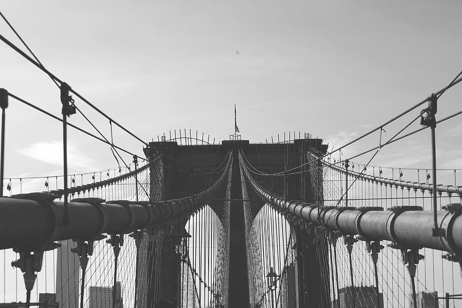 Crossing the East River, grayscale photo of suspension bridge HD wallpaper
